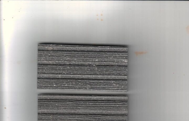UV-test Woodpolymercomposite (WPC) terrasdelen voor beoordeling van de kleurechtheid.