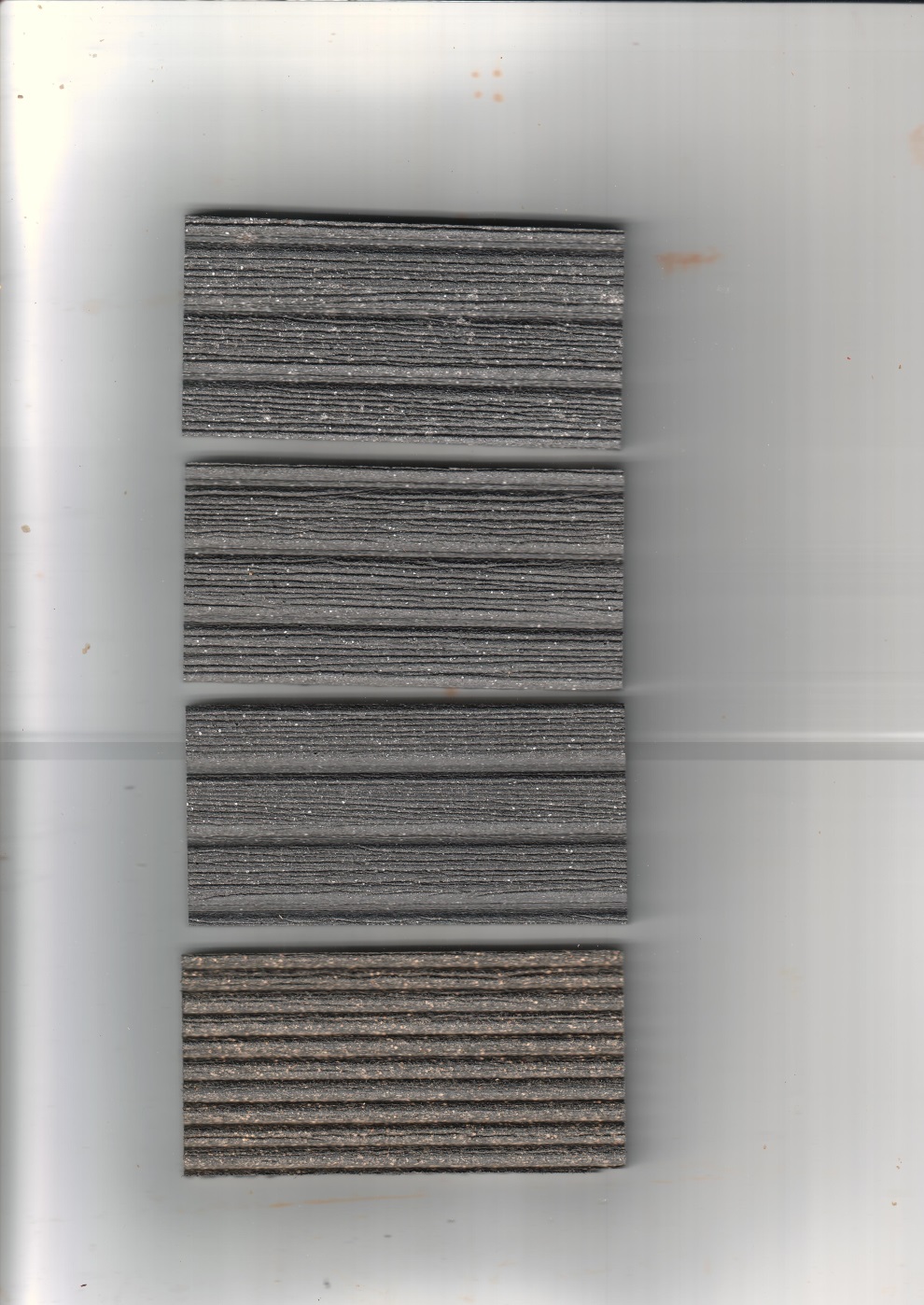 uv-test-woodpolymercomposite-wpc-terrasdelen-voor-beoordeling-van-de-kleurechtheid-1